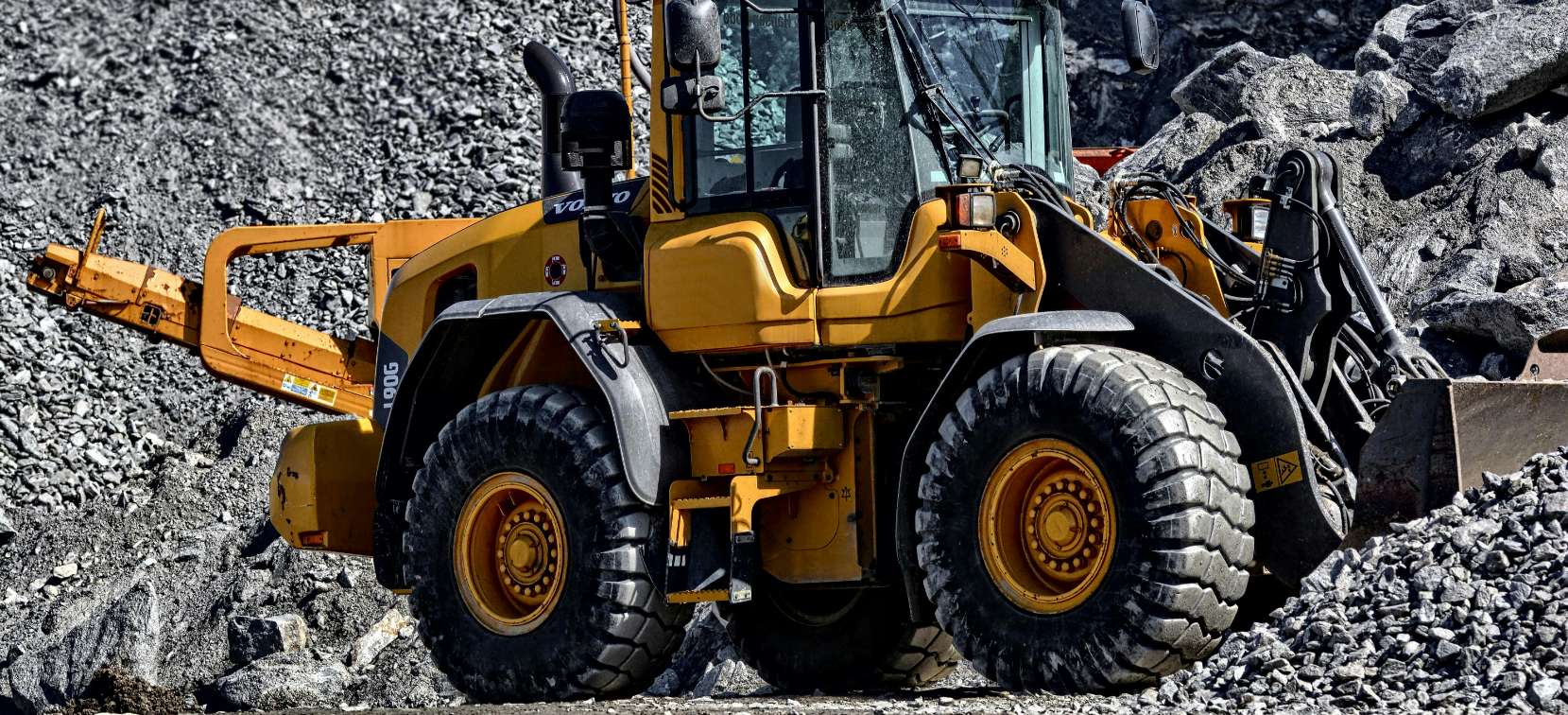 Un bulldozer jaune avec un gros pneu.