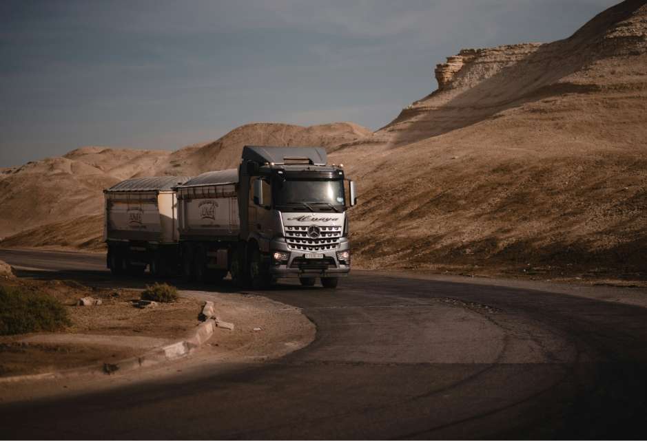 Un camion Mercedes circule sur une route dans le désert