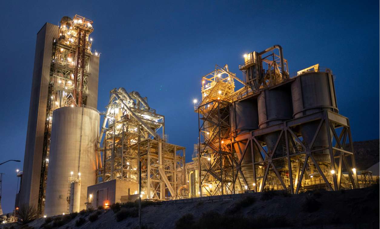 usine de raffinerie de pérole éclairée de nuit